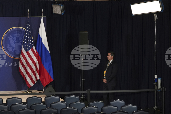 Тръмп кацна в Анкоридж за срещата с Путин; Белият дом съобщи, че на преговорите ще присъстват и Рубио и Уиткоф