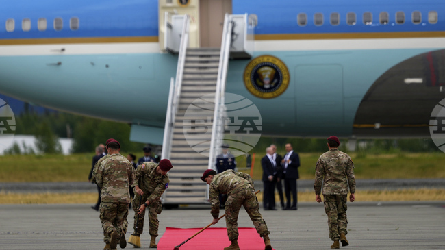 "Интерфакс" потвърди, че Путин е кацнал в Аляска, предвидена е кратка среща с Тръмп в "Еър Форс 1"