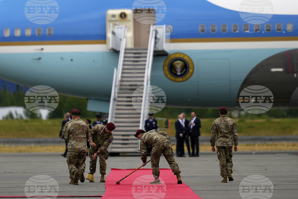 "Интерфакс" потвърди, че Путин е кацнал в Аляска, предвидена е кратка среща с Тръмп в "Еър Форс 1"