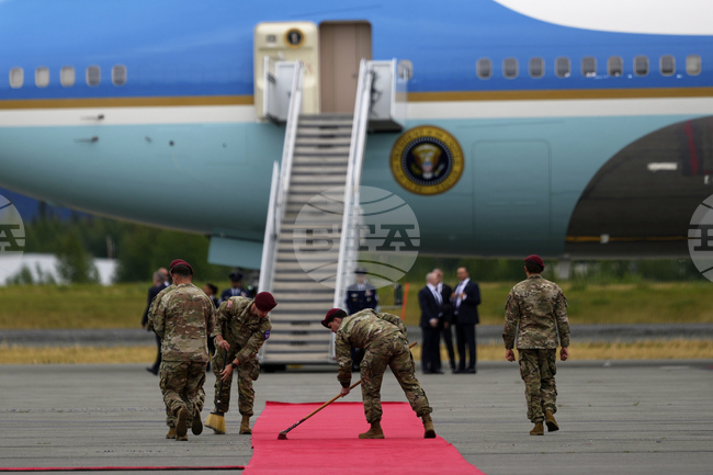 "Интерфакс" потвърди, че Путин е кацнал в Аляска, предвидена е кратка среща с Тръмп в "Еър Форс 1"