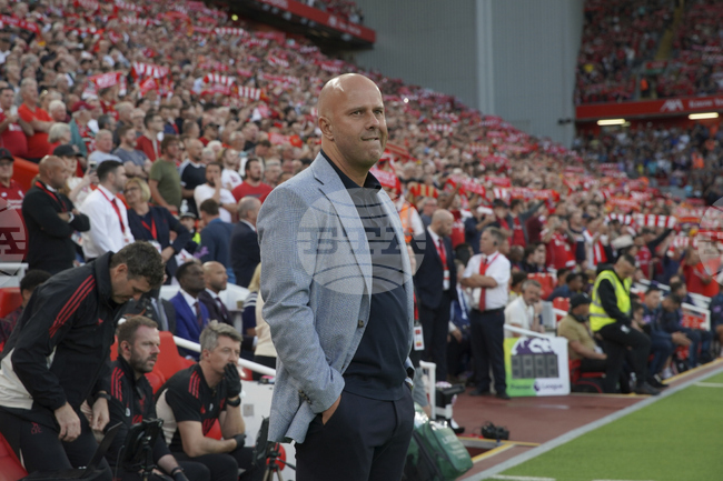 Арне Слот похвали публиката и футболистите на Ливърпул за впечатляващата атмосфера на "Анфилд"