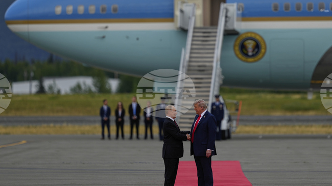 Путин и Тръмп се ръкуваха пред медиите и минаха заедно по червения килим в Анкоридж; качиха се заедно в черен кадилак