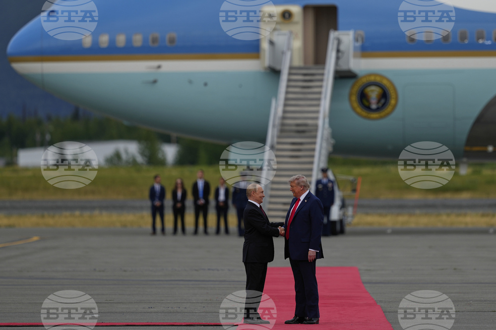 Путин и Тръмп се ръкуваха пред медиите и минаха заедно по червения килим в Анкоридж; качиха се в черен кадилак