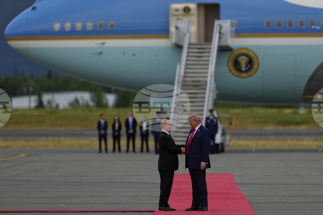 Путин и Тръмп се ръкуваха пред медиите и минаха заедно по червения килим в Анкоридж; качиха се в черен кадилак