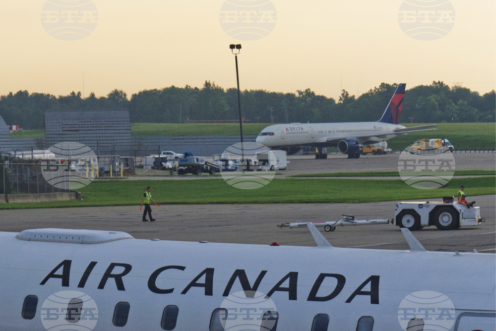 Стюардите и стюардесите на канадската авиокомпания „Еър Канада“ започнаха стачка