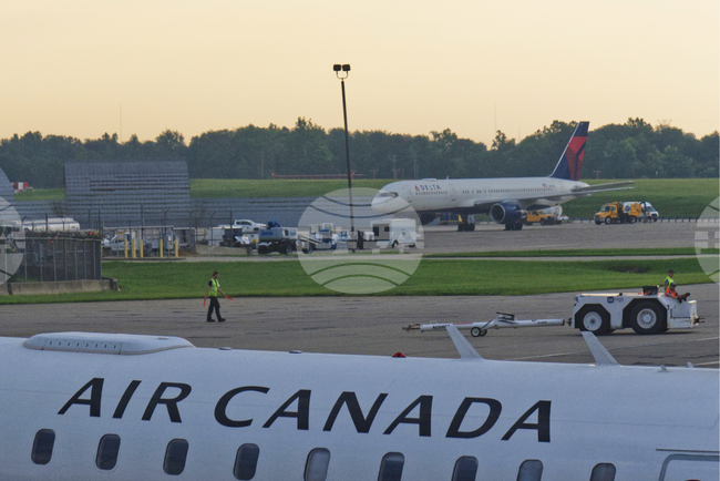 Стюардите и стюардесите на канадската авиокомпания „Еър Канада“ започнаха стачка