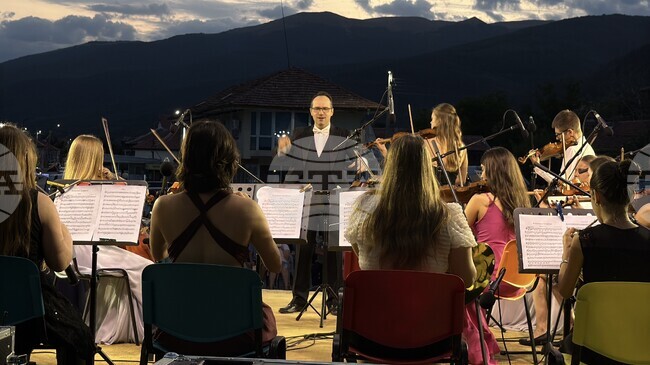 Първият от заключителните концерти на участниците в тазгодишната "Академия Роза" събра в град Шипка любители на класиката