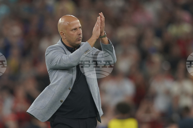 Арне Слот отказа да говори за евентуалния трансфер на Александър Исак в Ливърпул