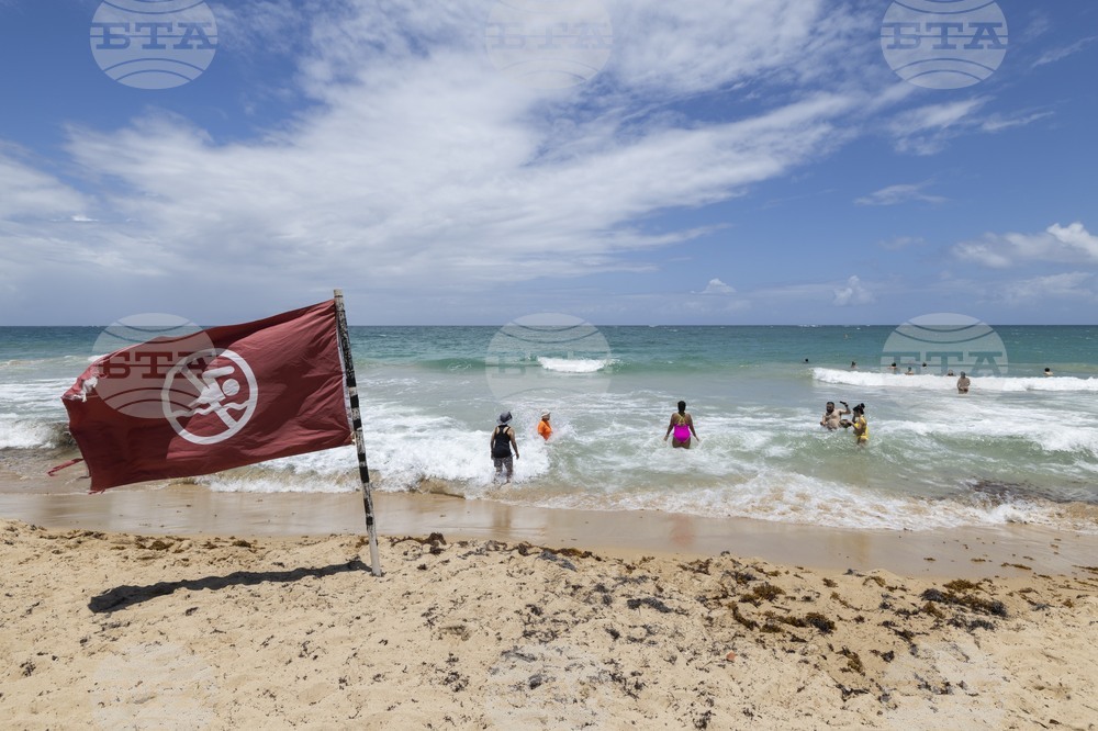 Ураганът "Ерин" отслабна до трета категория