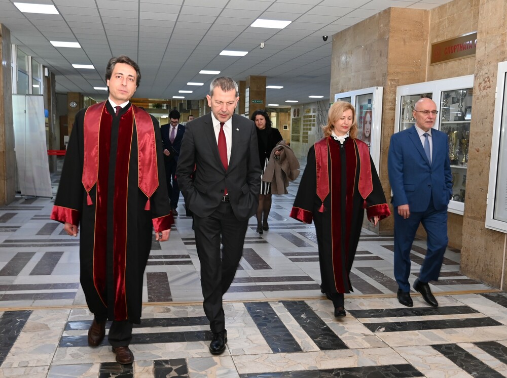 Министър Георги Тодоров бе сред официалните гости на церемонията по връчване на почетното звание "Доктор хонорис кауза" на УНСС на Валдис Домбровскис