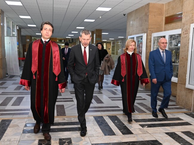 Министър Георги Тодоров бе сред официалните гости на церемонията по връчване на почетното звание "Доктор хонорис кауза" на УНСС на Валдис Домбровскис 