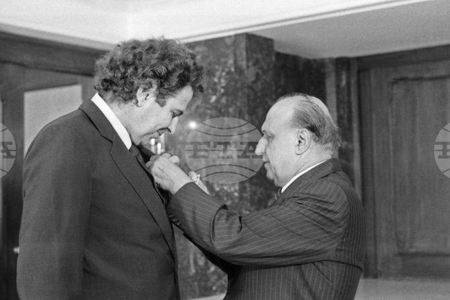 Преди 45 години Тодор Живков връчва орден “Кирил и Методий” на гръцкия композитор Микис Теодоракис за неговите творчески постижения