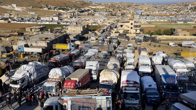 Десетки камиони са блокирани на границата на Ливан със Сирия, след като Дамаск забрани влизане на превозни средства, които не са сирийски