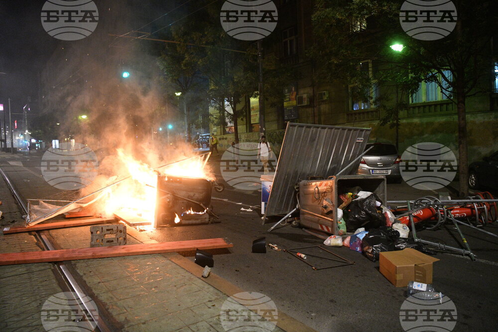 Трима души бяха арестувани за влизане с взлом в офис на управляващата партия в Белград; опозиционен депутат беше задържан в Нови Сад