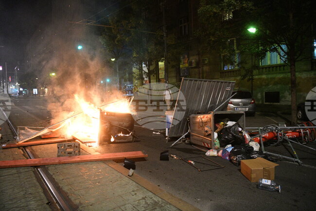 Трима души бяха арестувани за влизане с взлом в офис на управляващата партия в Белград; опозиционен депутат беше задържан в Нови Сад