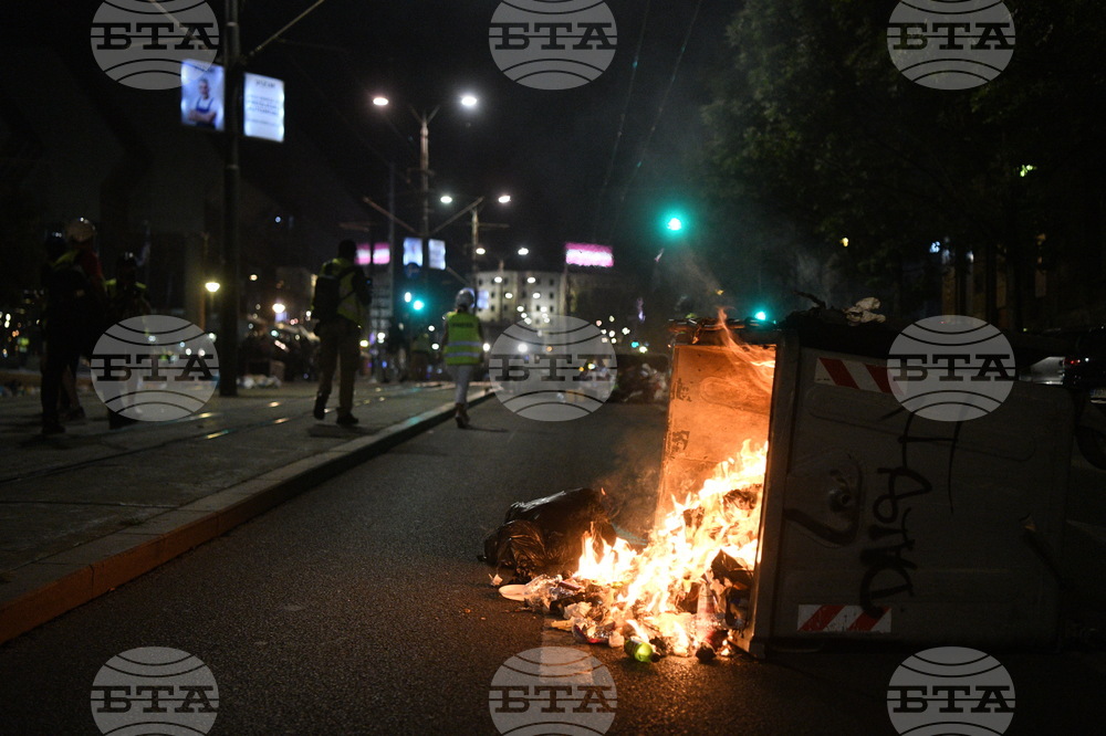 Трима сръбски министри и група депутати дойдоха пред сградата на парламента през нощта, за да подкрепят контрапротестиращите студенти 