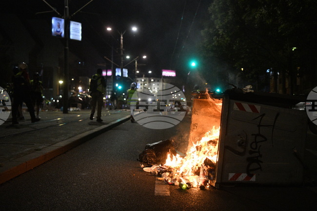 Трима сръбски министри и група депутати дойдоха пред сградата на парламента през нощта, за да подкрепят контрапротестиращите студенти 