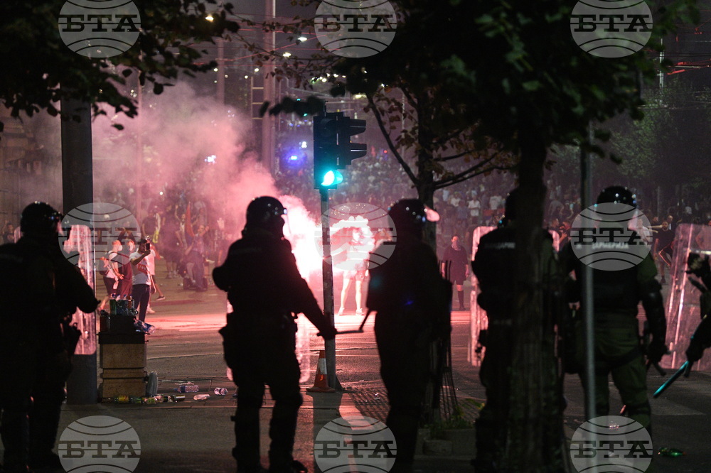 Стигнало се е до сблъсъци на протеста в Белград снощи