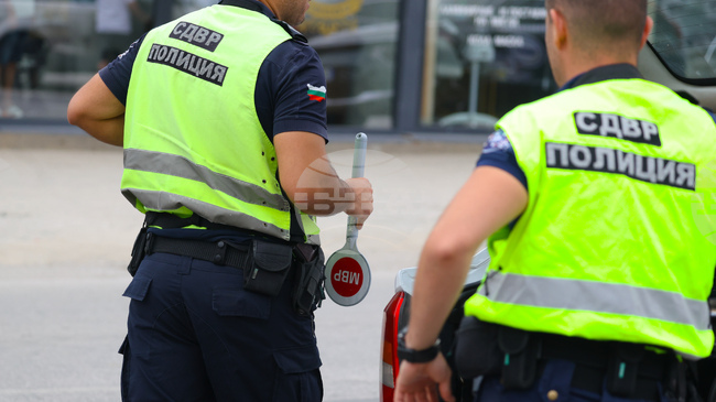 Движението в района на Девин се осъществява с повишено внимание заради изтегляне на катастрофирал автомобил