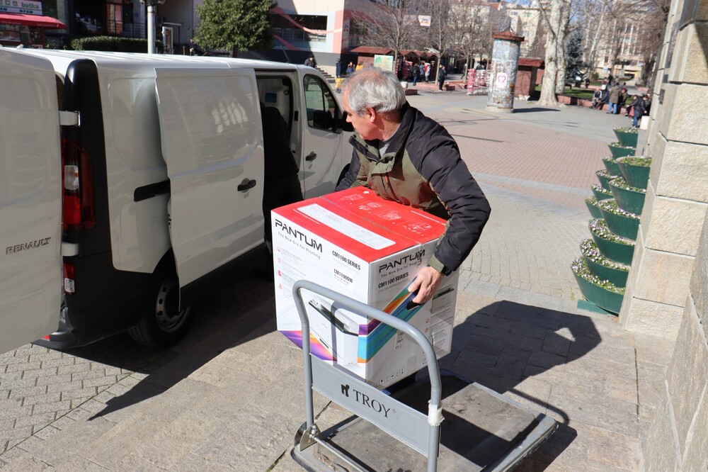 Община Хасково: Мултимедийни дъски, лаптопи, видео проектори, мултифункционални устройства и таблети за над 1200 деца от Община Хасково