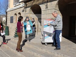 Снимка: Община Хасково - Мултимедийни дъски, лаптопи, видео проектори, мултифункционални устройства и таблети за над 1200 деца от Община Хасково