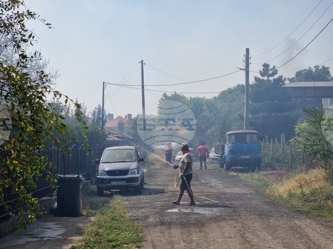 Над девет противопожарни автомобила работят в района на Българово, доброволци помагат в гасенето на пожара