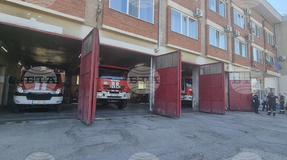 Огнеборци спасиха около 500 декара широколистна гора след пожар в землището на село Марково, Шуменско