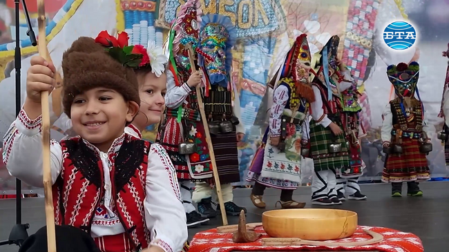 Близо двеста деца пресъздадоха традициите в първия ден на „Кукерландия“ в Ямбол
