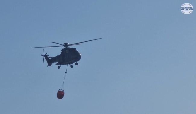 Хеликоптер пристигна на място за гасенето на пожара край Българово, обявено е частично бедствено положение