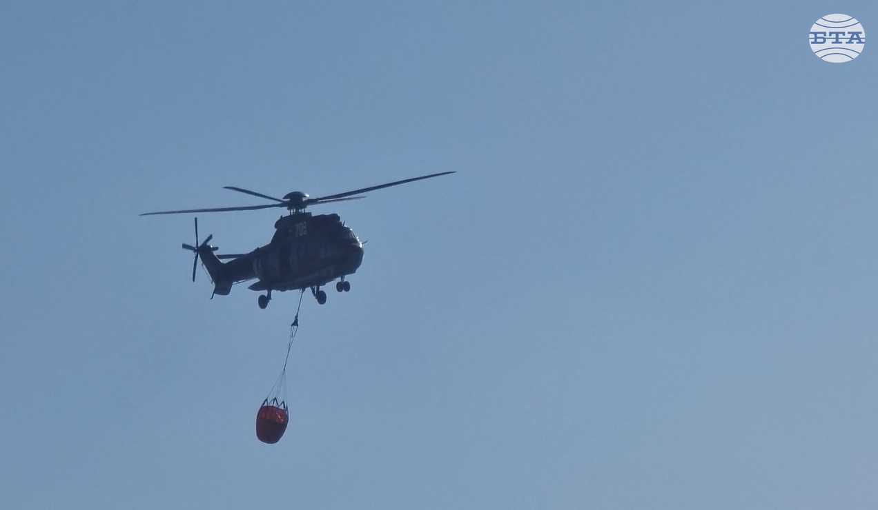 Хеликоптер пристигна на място за гасенето на пожара край Българово, обявено е частично бедствено положение