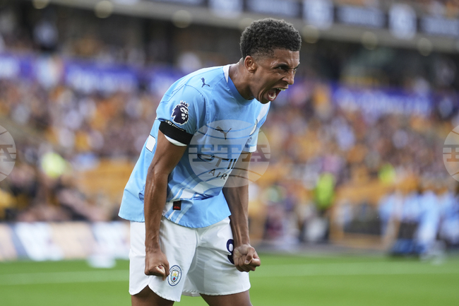 Рико Люис ще продължи договора си с Манчестър Сити