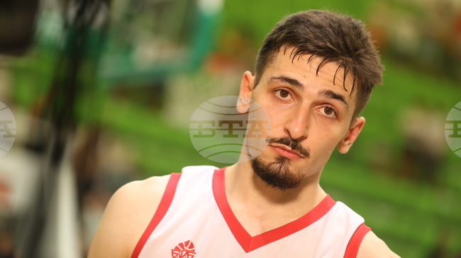 Националът Борислав Младенов и Виена Баскет постнигнаха втори успех в четвъртфиналните плейофи на австрийския шампионат.