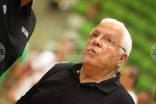 Пини Гершон с обръщение към подрастващите и техните родители ден преди националния баскетболен камп в Ботеград