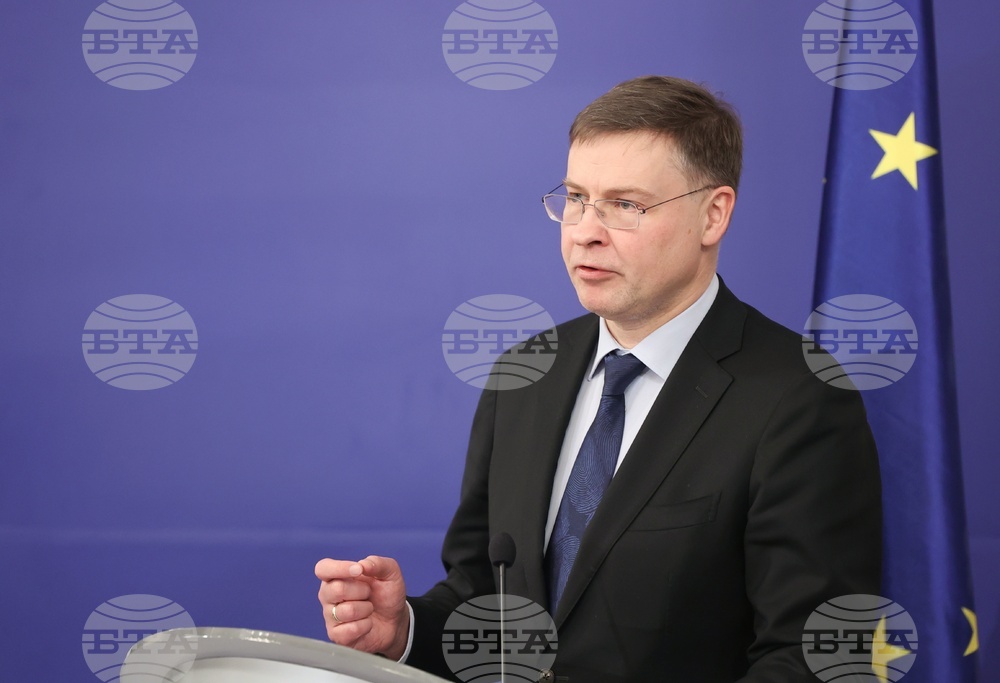 Позицията на Пекин спрямо Украйна "вреди на имиджа на Китай", казва европейският комисар Домбровскис