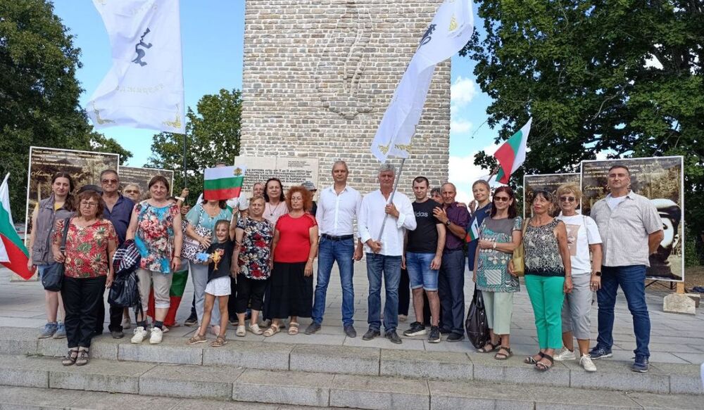 ПП “Възраждане”: Днес по традиция Костадин Костадинов и възрожденци посетиха Петрова нива