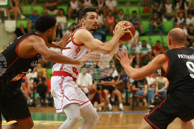 Баскетболистът Борислав Младенов и Виена Баскет постигнаха втора победа в Адриатическата лига