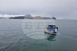 Ден 59 - Целият товар на НИК 421 вече е на брега край българската база „Св. Климент Охридски"