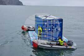 Ден 59 - Целият товар на НИК 421 вече е на брега край българската база „Св. Климент Охридски"