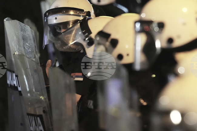 Офисът във Валево на управляващата в Сърбия партия бе подпален при антиправителствен протест