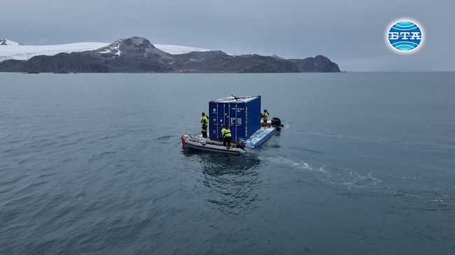 Целият товар на НИК 421 вече е на брега край българската база „Св. Климент Охридски"