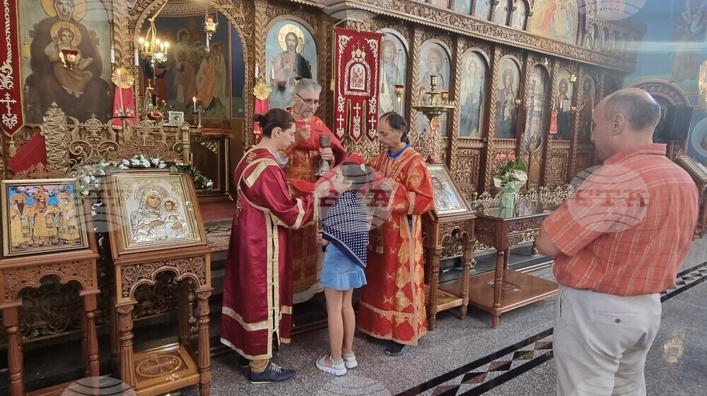 Шумен - храм „Свети Три Светители“ - неделна служба