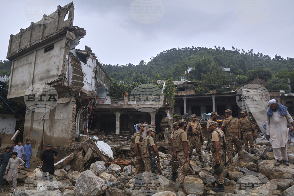 Броят на жертвите на наводненията в северната част на Пакистан достигна 350