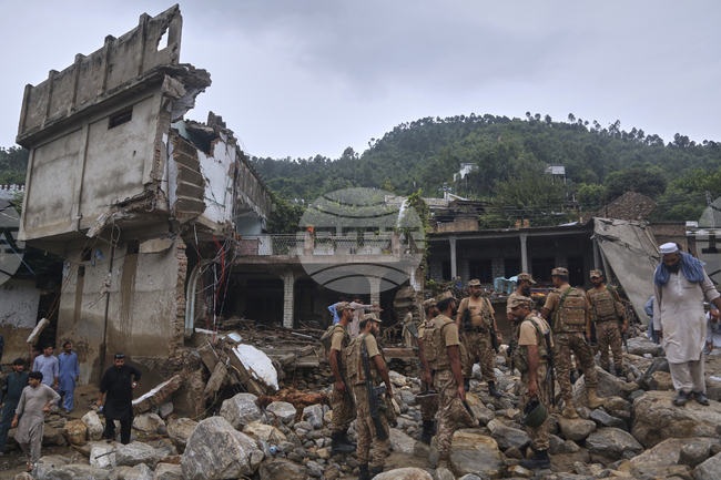 Броят на жертвите на наводненията в северната част на Пакистан достигна 350