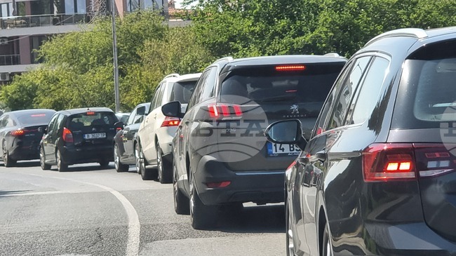 Затворен е пътят от Несебър към Бургас заради пожара в района на аквапарка
