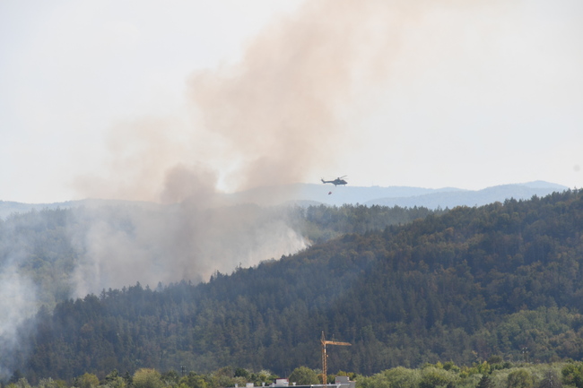 Хеликоптер се включва в гасенето на пожара около Дебелец