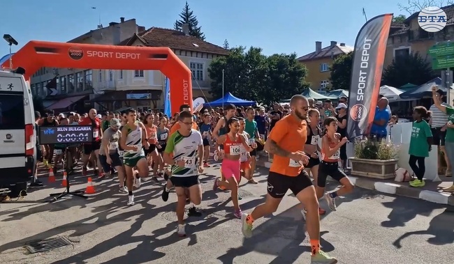 Близо 200 бегачи в трите дистанции се включиха в първото издание на Земен Рън 2025