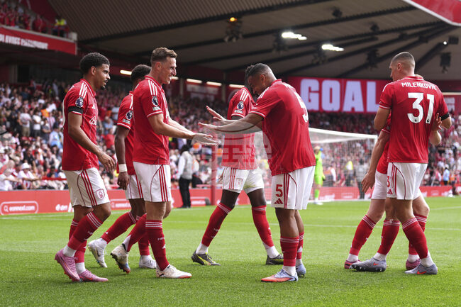 Треньорът на вратарите на Нотингам Форест е с шест шева на главата след бурна радост при първия гол за сезона в Англия