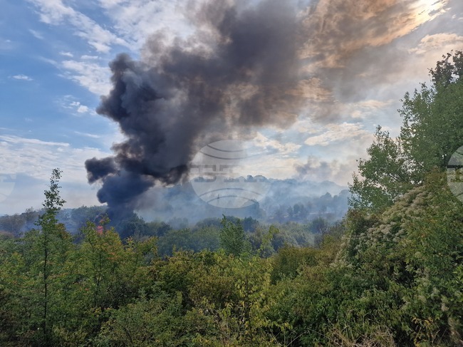 Пожарът в местността Седми километър край Стара Загора е на метри от къщи