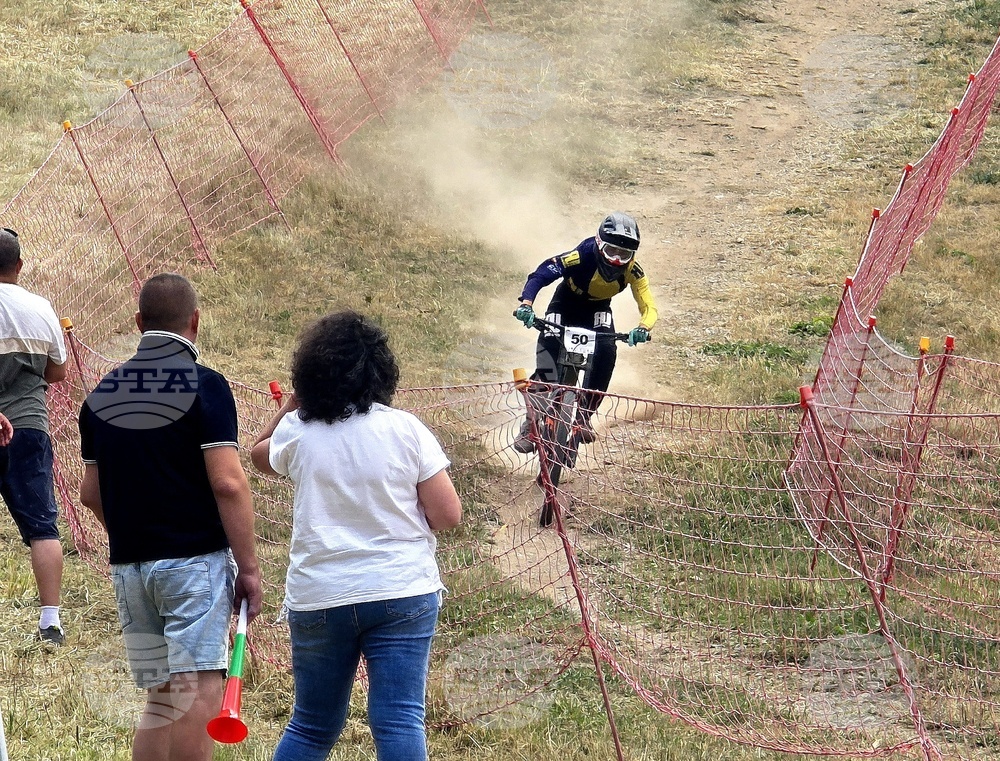 Третото издание на състезанието по колоездене и бягане „Лозарски пътища“ събира над 700 участници