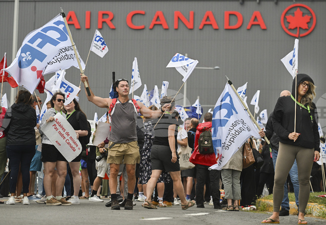 Стачката на кабинния екипаж на "Еър Канада" вече е засегнала 500 000 пътници